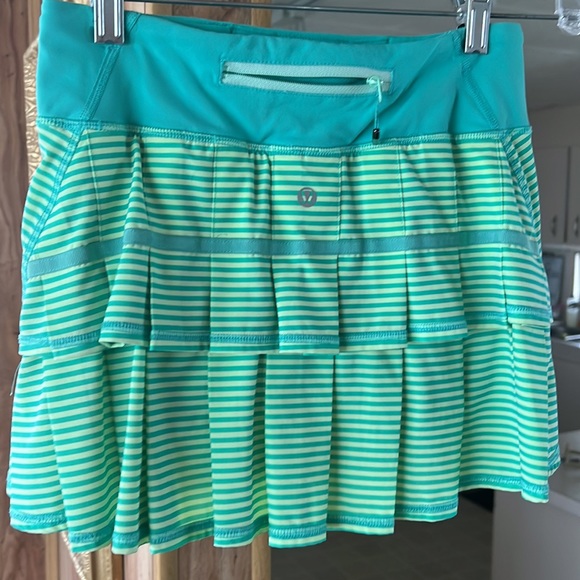 Lululemon Pace Setter Skirt. Clear mint/Bali breeze stripe. Size 2 - Picture 3 of 8